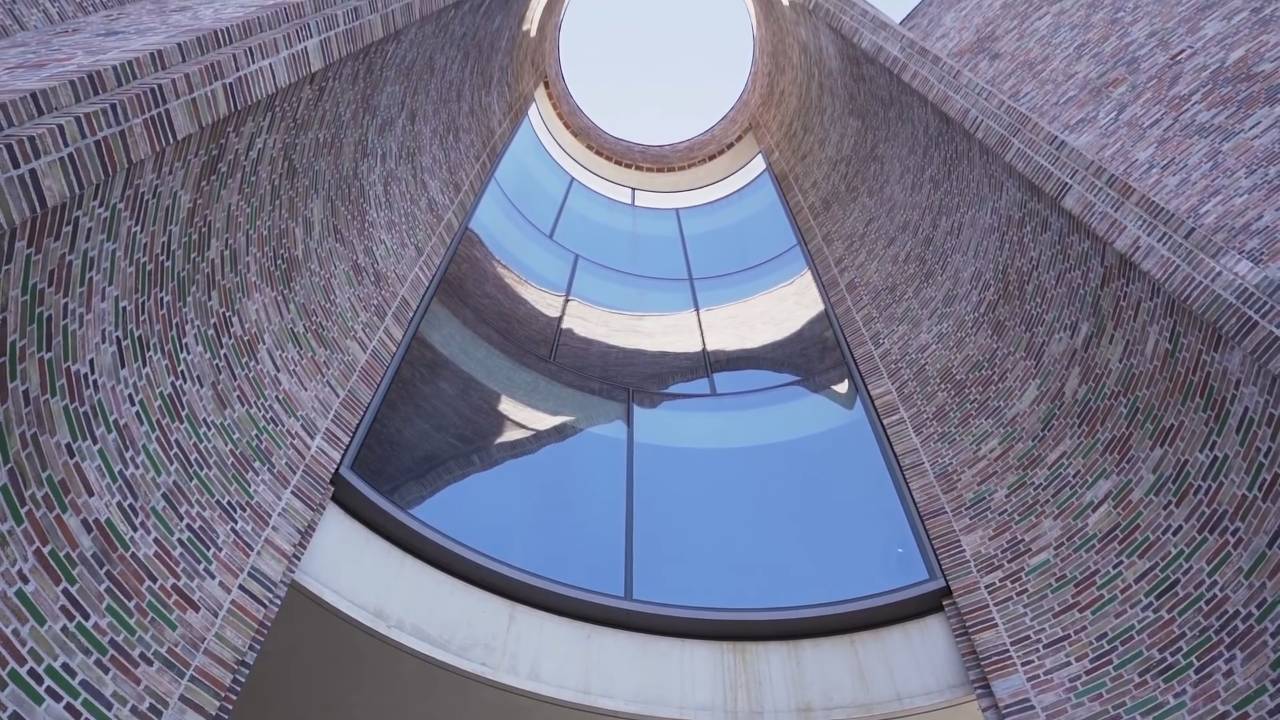 Mat møter kunst på Restaurant LYST i det ikoniske Fjordenhus i Vejle, Danmark