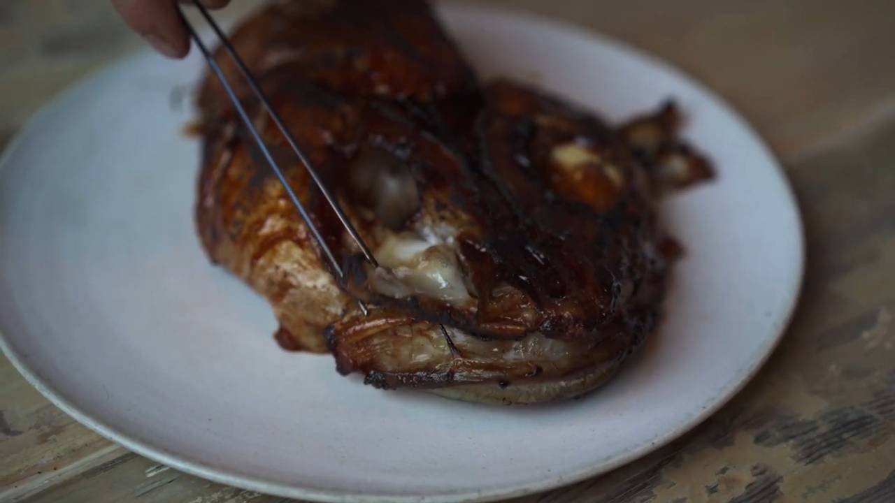 Spiser fiskeøyne på Island på Slippurinn hode til hale torsk smaksmeny