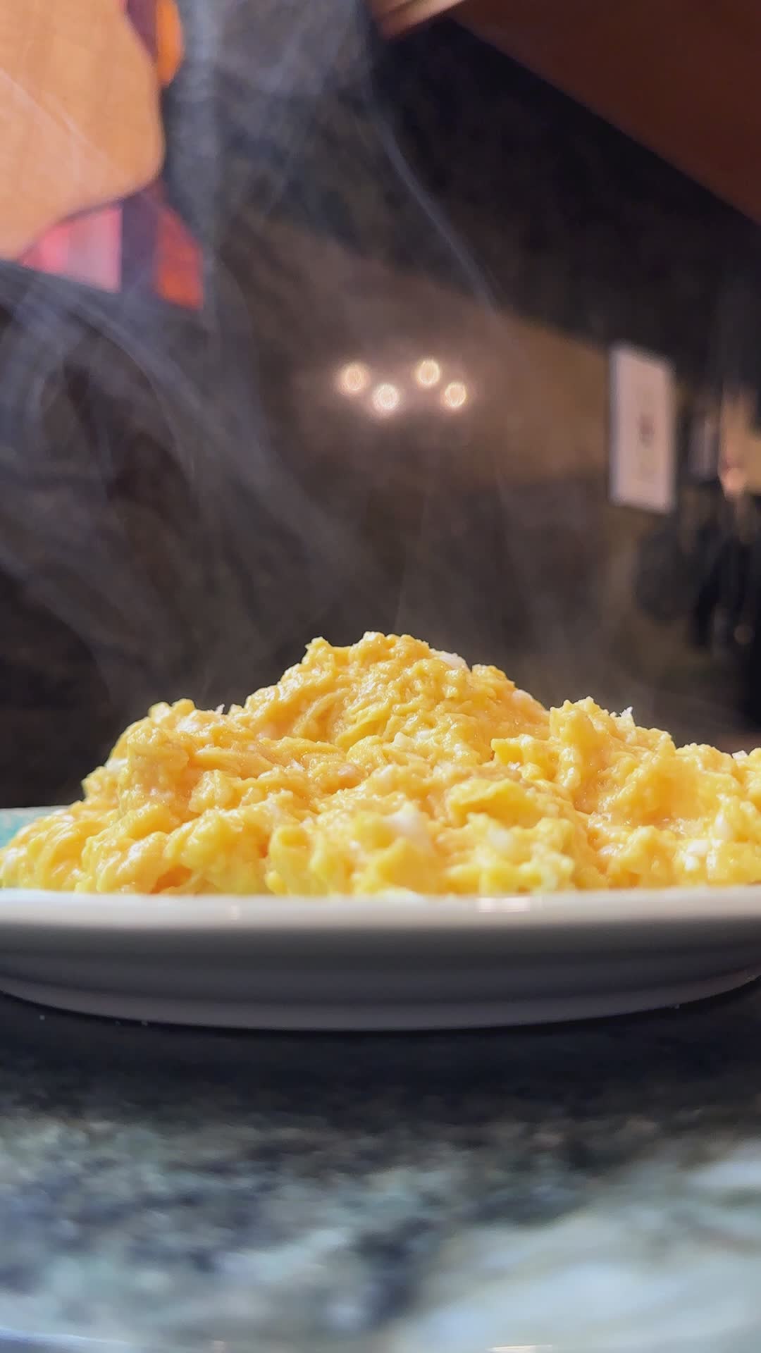 Hvordan lage perfekte rørete egg med bare smør og salt fra Saltverk – slik opplevde vi det