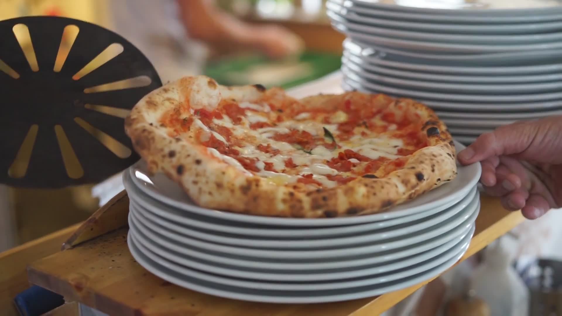 Skandinavias beste pizza lages i en brakke | Lilla Napoli i Falkenberg, Sverige | slik opplevde vi det