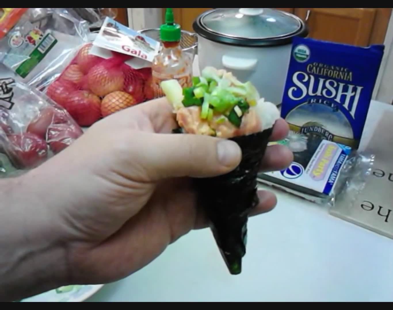 How to roll a spicy tuna hand roll