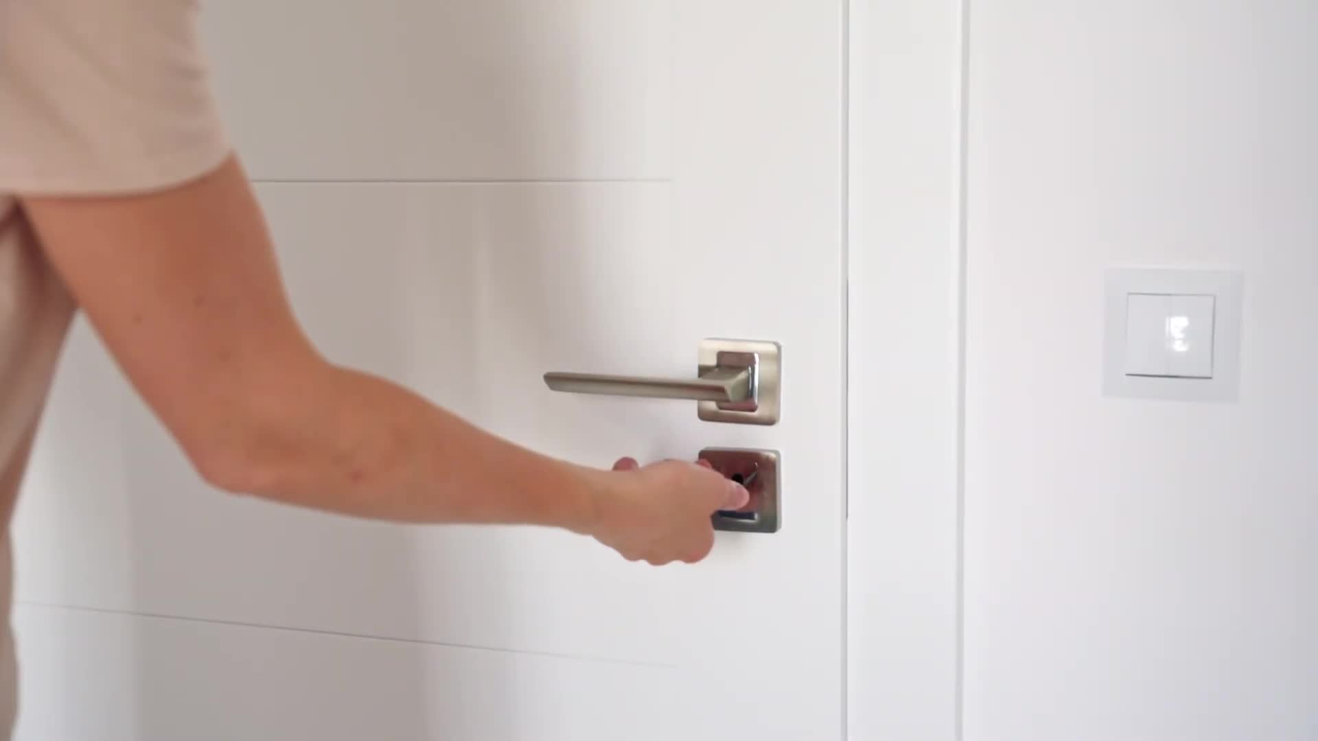 Ex-CIA officer teaches basic lock manipulation technique using simple tools for emergency entry