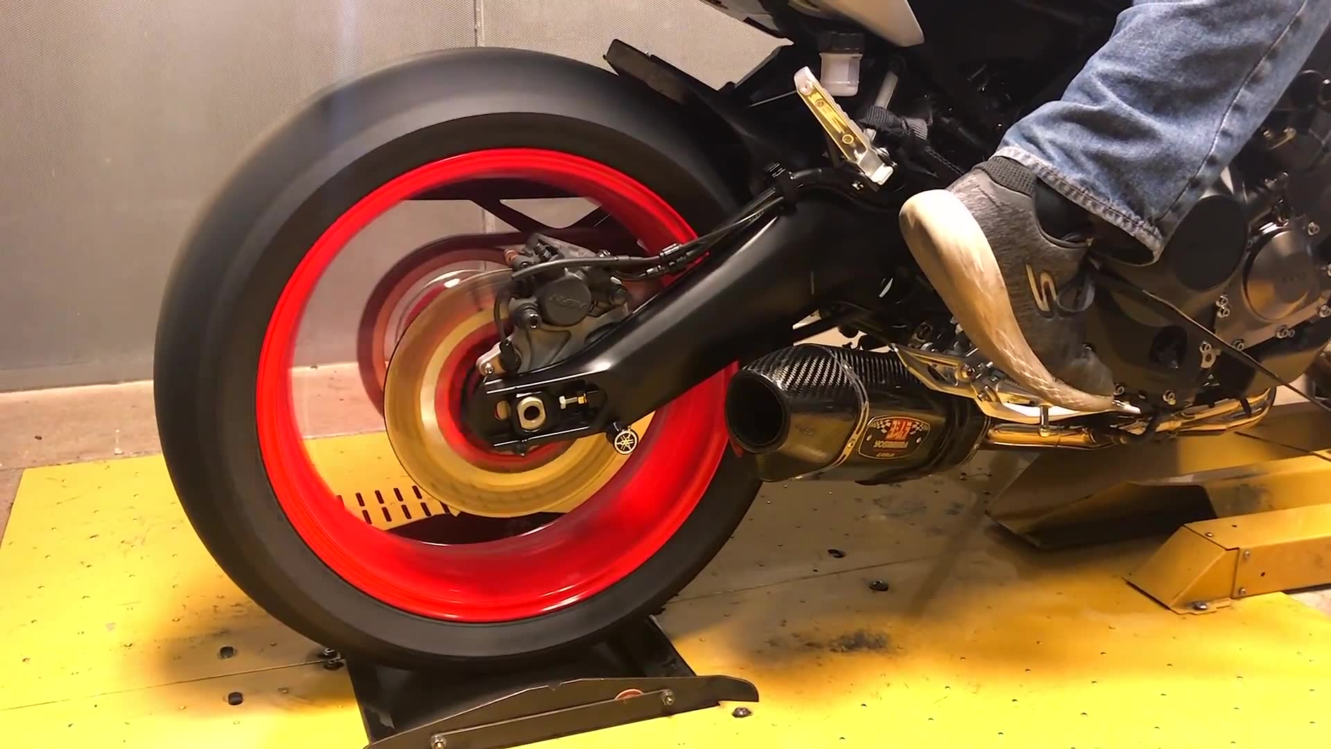 Three powerful motorcycles tested on dyno with aftermarket exhausts producing fire