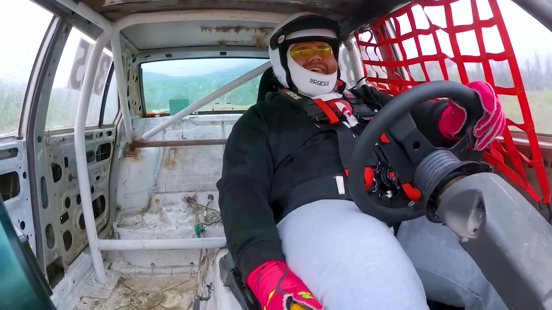 Kjører scooter over vann i Finnmark