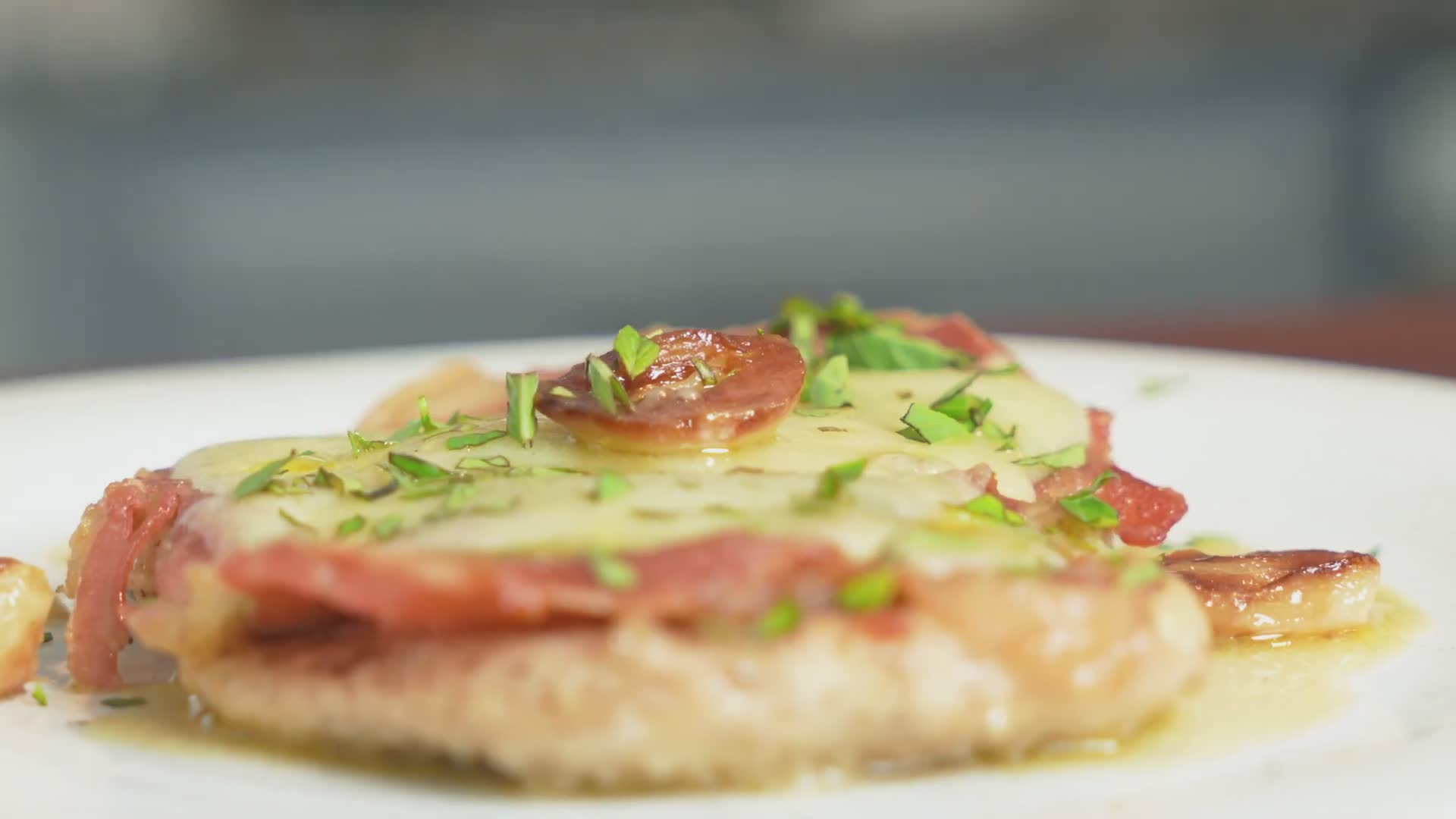 Easy Italian chicken saltimbocca with prosciutto and white wine