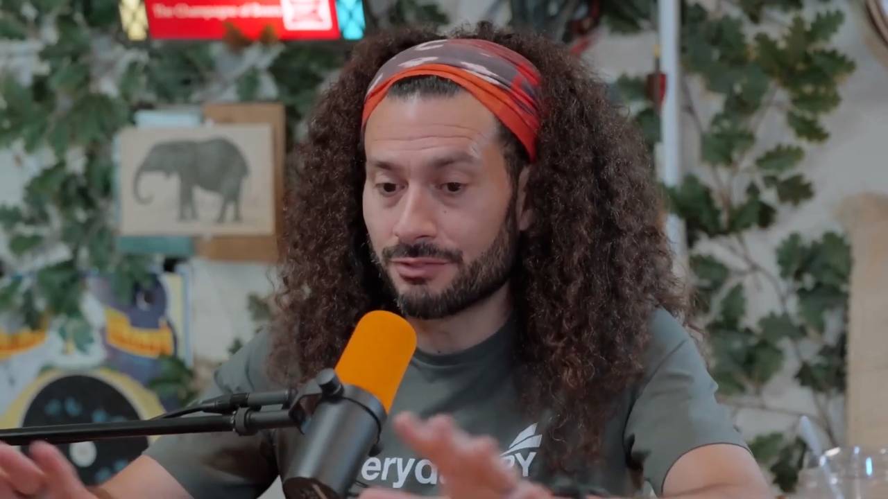 Ex-CIA officer explains what's missing in the Epstein files