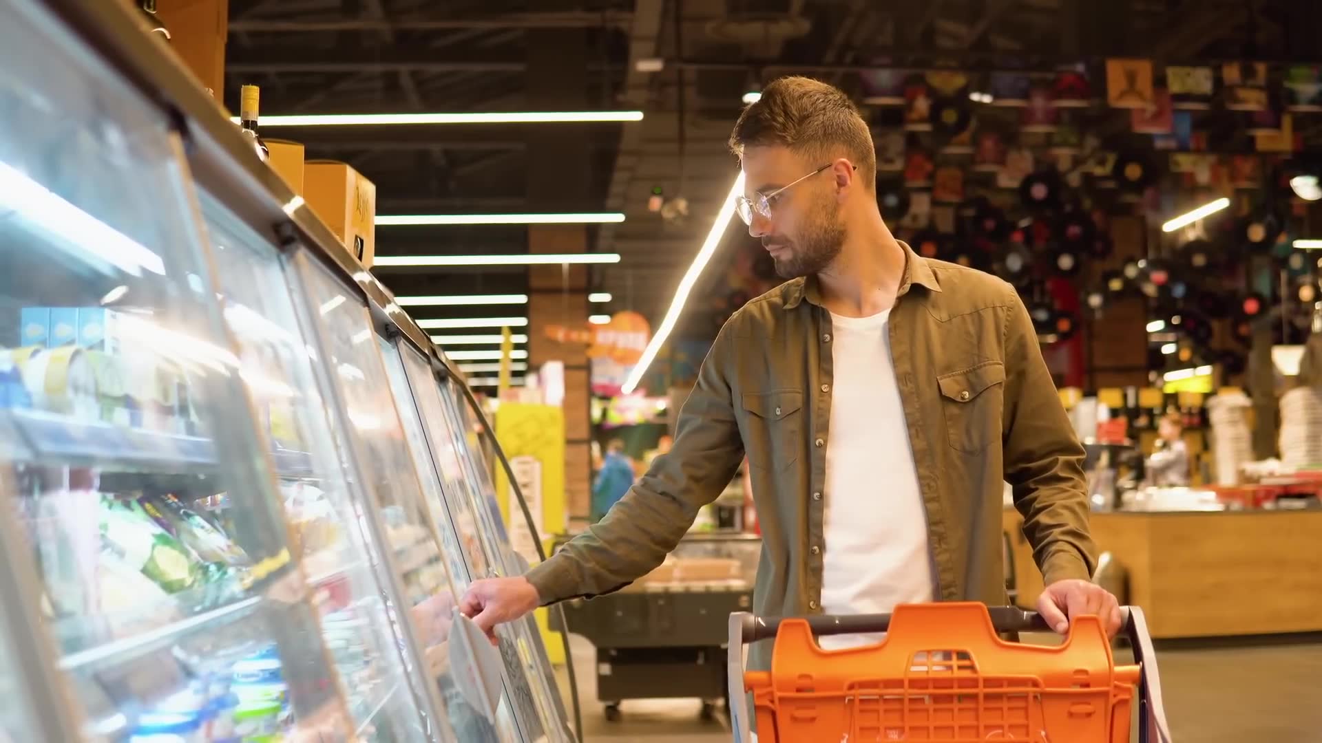 Surveillance detection in retail environments to spot stalkers