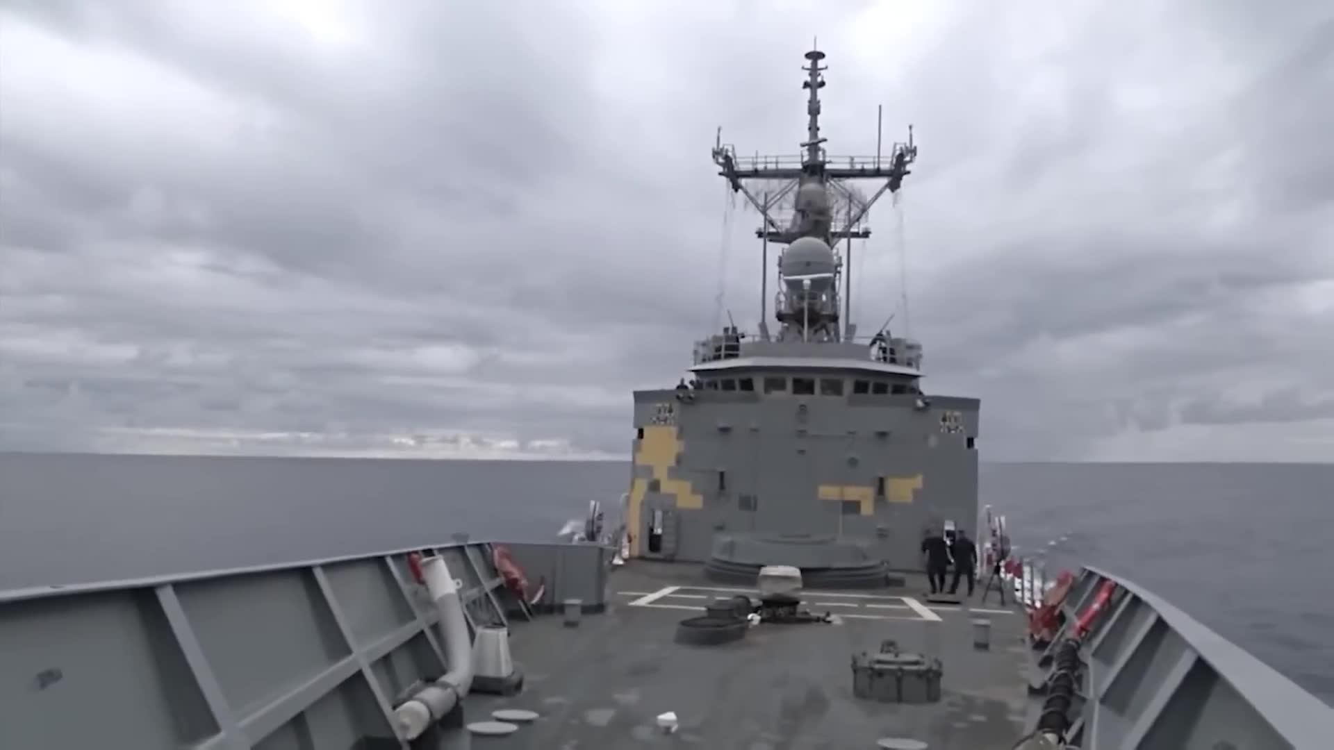 Venezuelan patrol vessel confronts American guided-missile destroyer