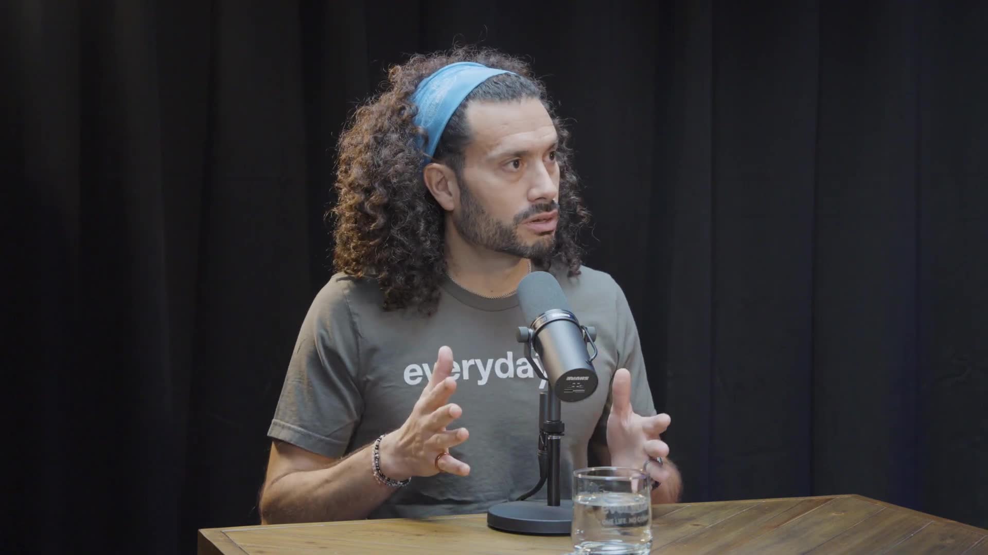 Intelligence expert explains sleep disruption caused by social obligations and schedules