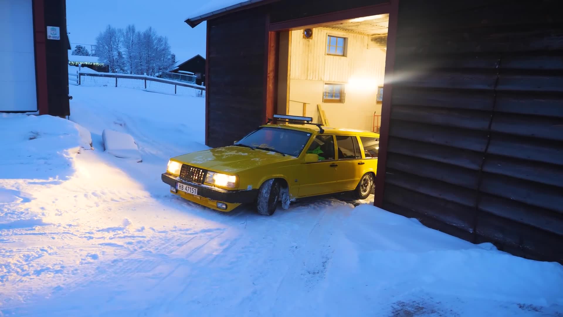 Alle bilene setter seg fast i gjørme og snø på samme tid