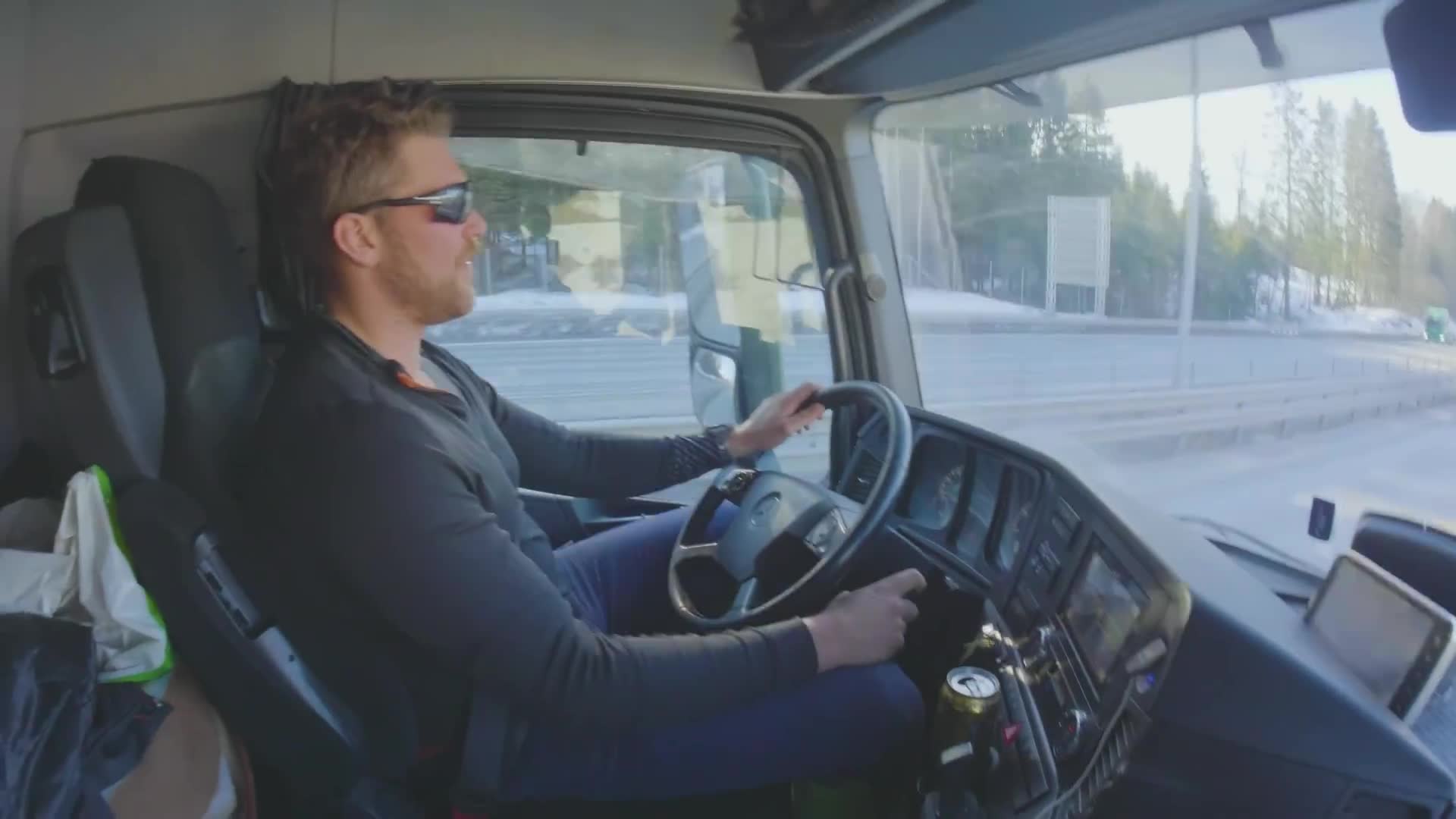 Følger lastebiljonas gjennom en vanlig arbeidsdag i lastebilen
