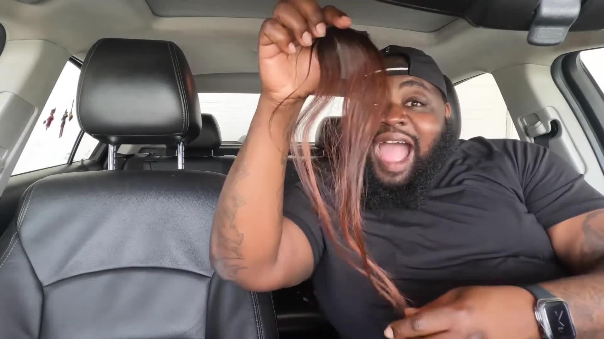 Wife's disgusted reaction when she found hair in her meal