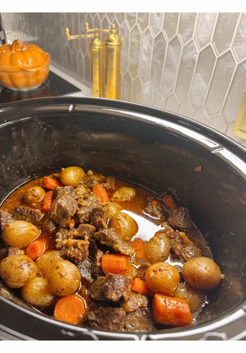 Making delicious crockpot cube steak stew with dutch potatoes carrots garlic powder sazon onion soup