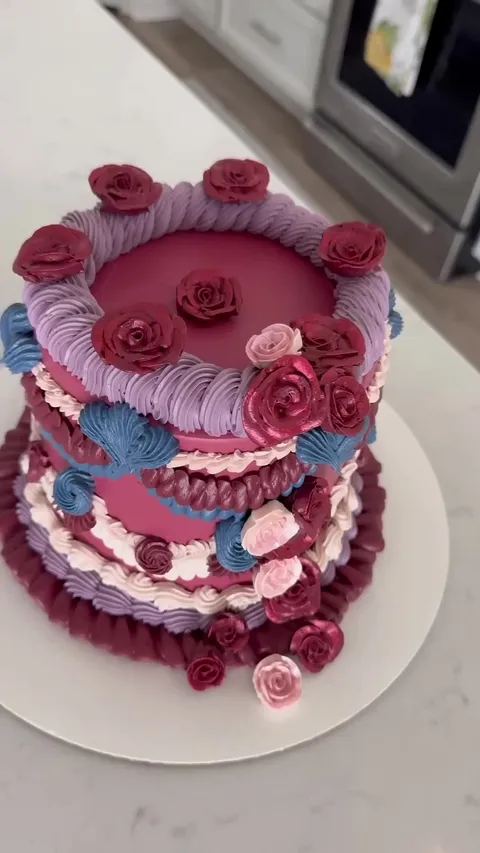 Cake design showcasing dramatic and elegant color scheme