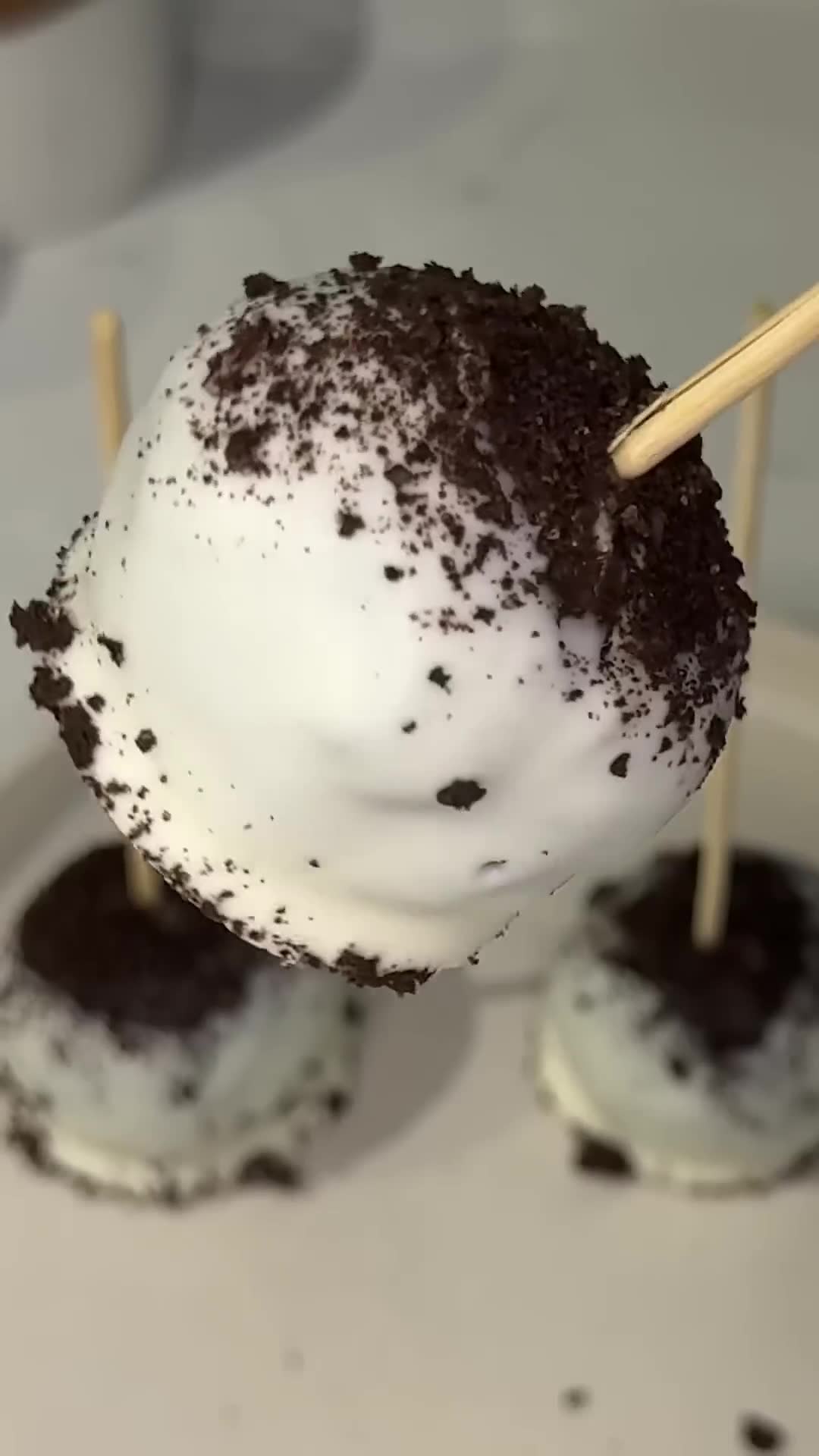 Chocolate sandwich cookies become spherical treats with coating
