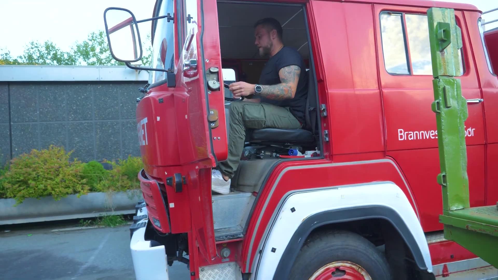 Henting av spesiell brannbil som skal restaureres av entusiast