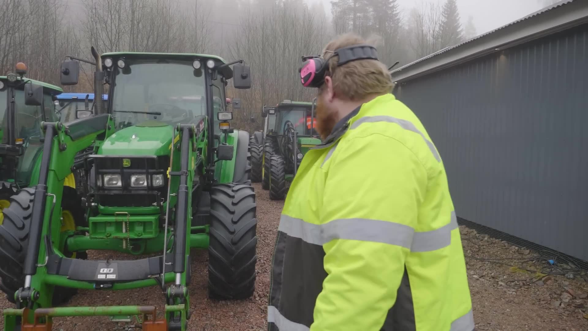 Traktordebut med manuelle kontroller og gammeldags giring