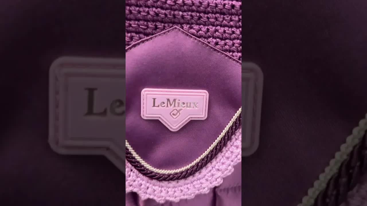 This Le Meiux matching satin saddle pad and knit bonnet in ORCHID are an absolute vibe for spring 🌸