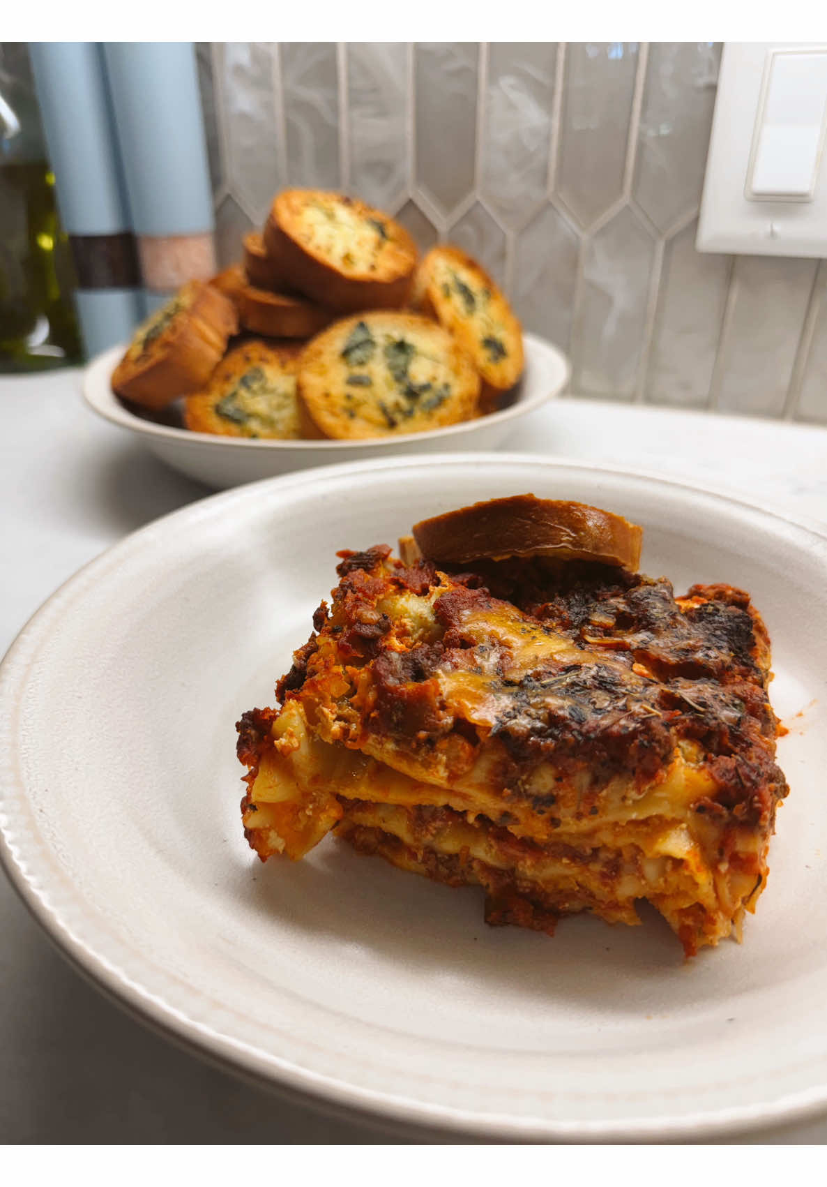 My homemade cheesy lasagna and garlic bread dinner so good i cant get enough