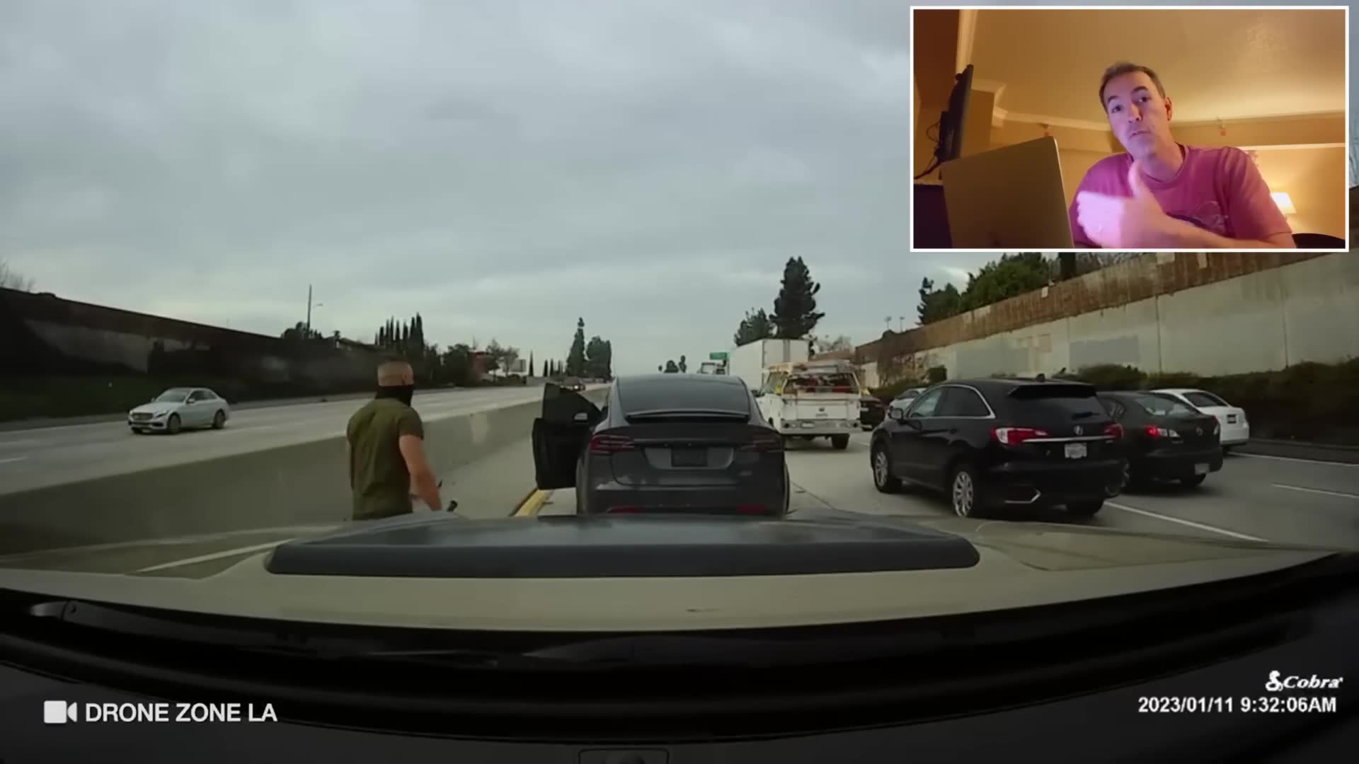 Driver uses blunt weapon against vehicle during recorded traffic altercation