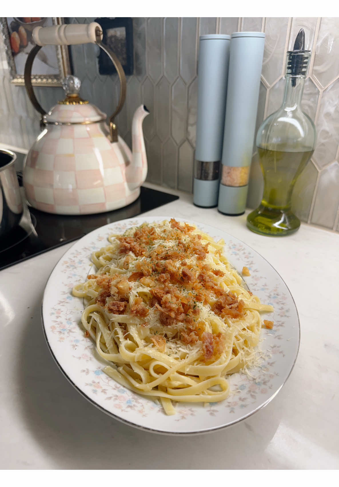 Homemade creamy bacon pasta linguine recipe for enjoying and sharing weekend meals