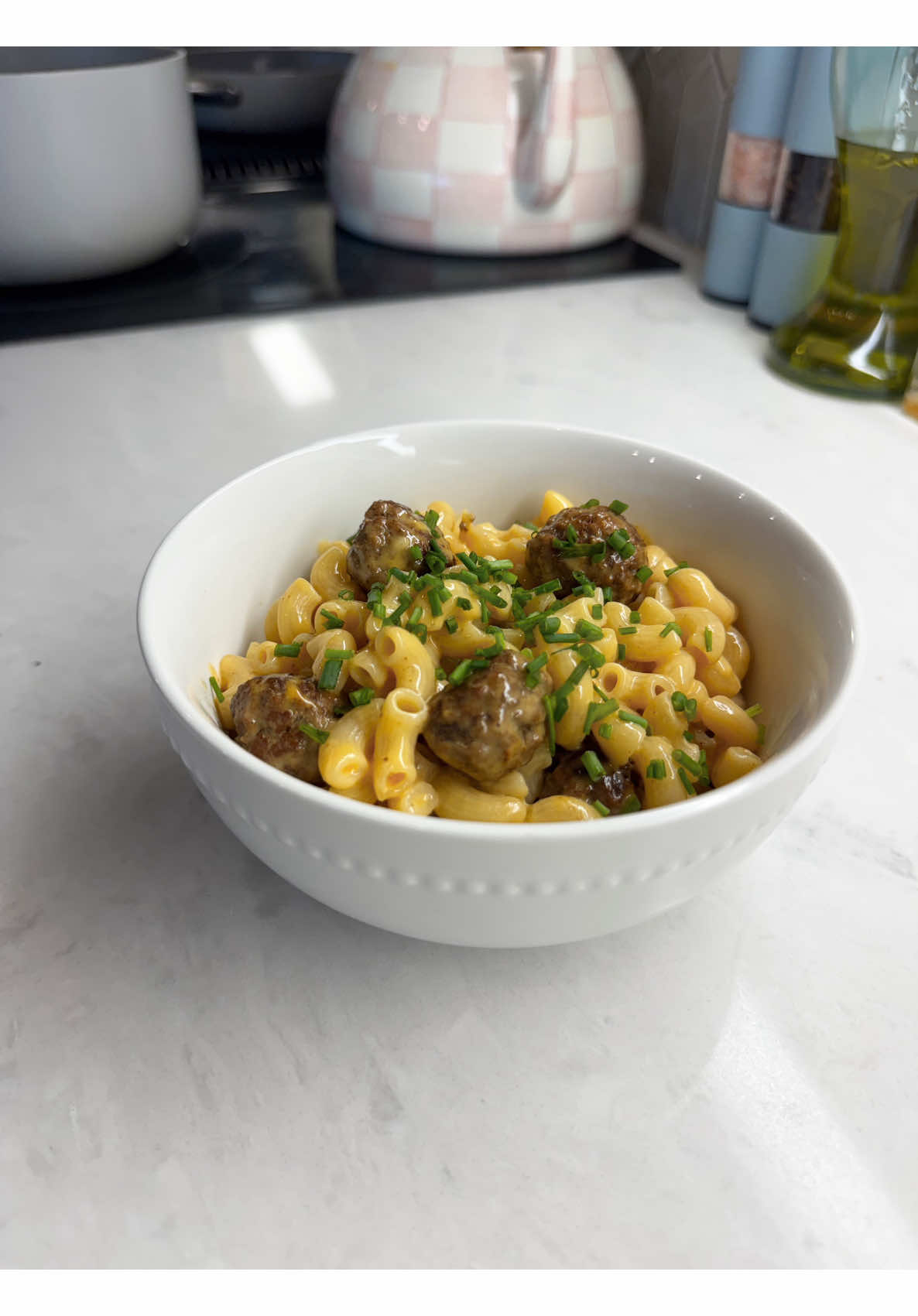 Give a try to this delicious mac and cheese with meatballs comfort food