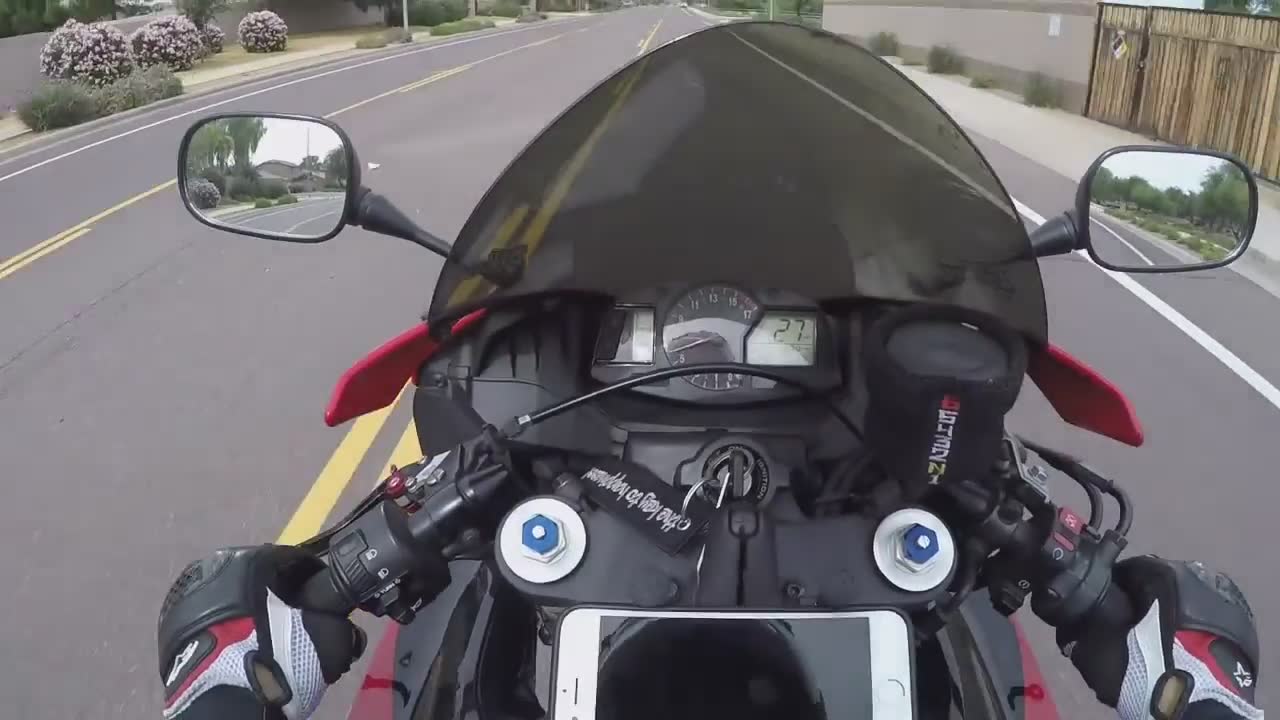 Driver confronts rider over exhaust noise in traffic