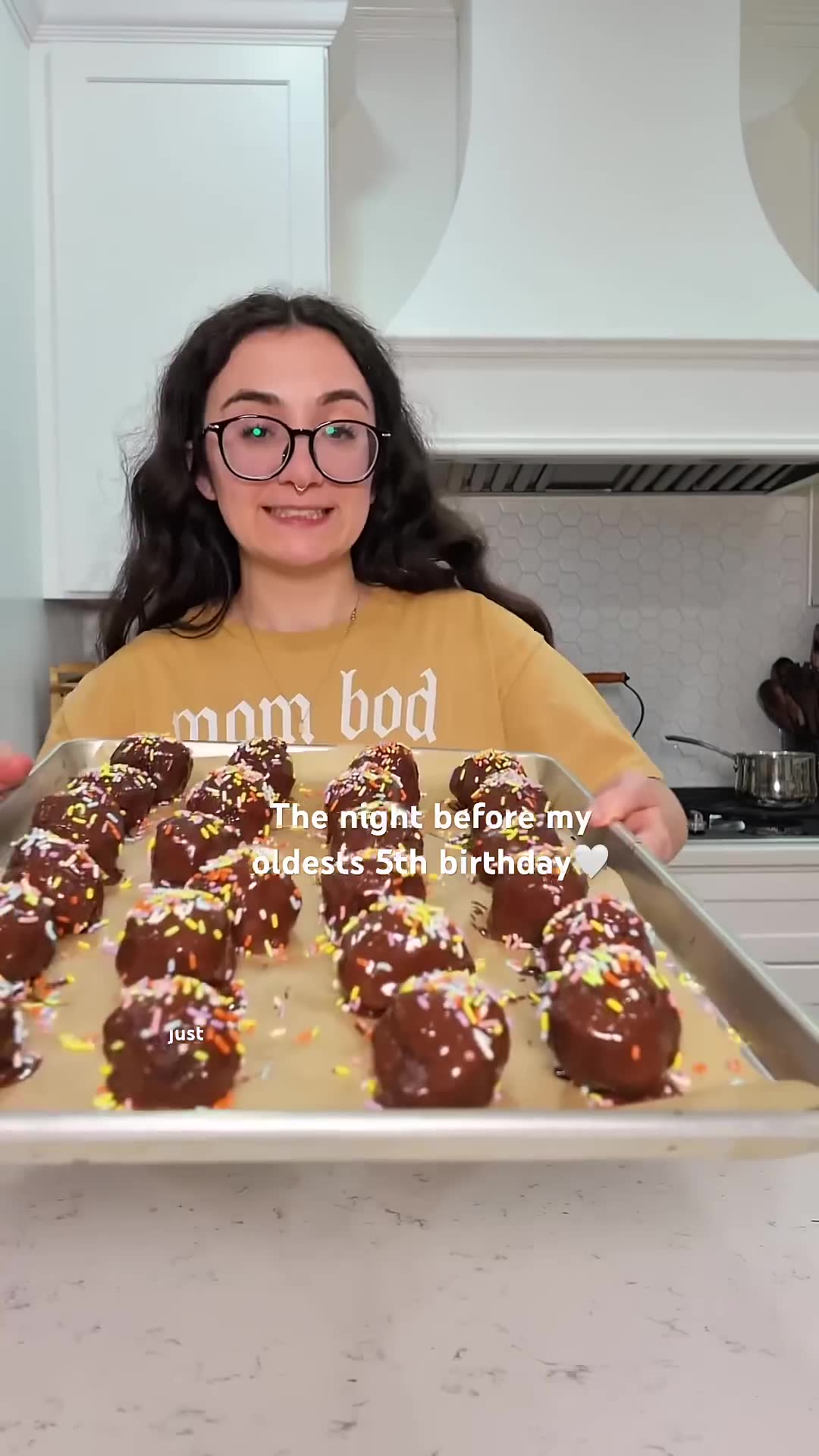 Step-by-step guidance for creating perfect cake pops every time