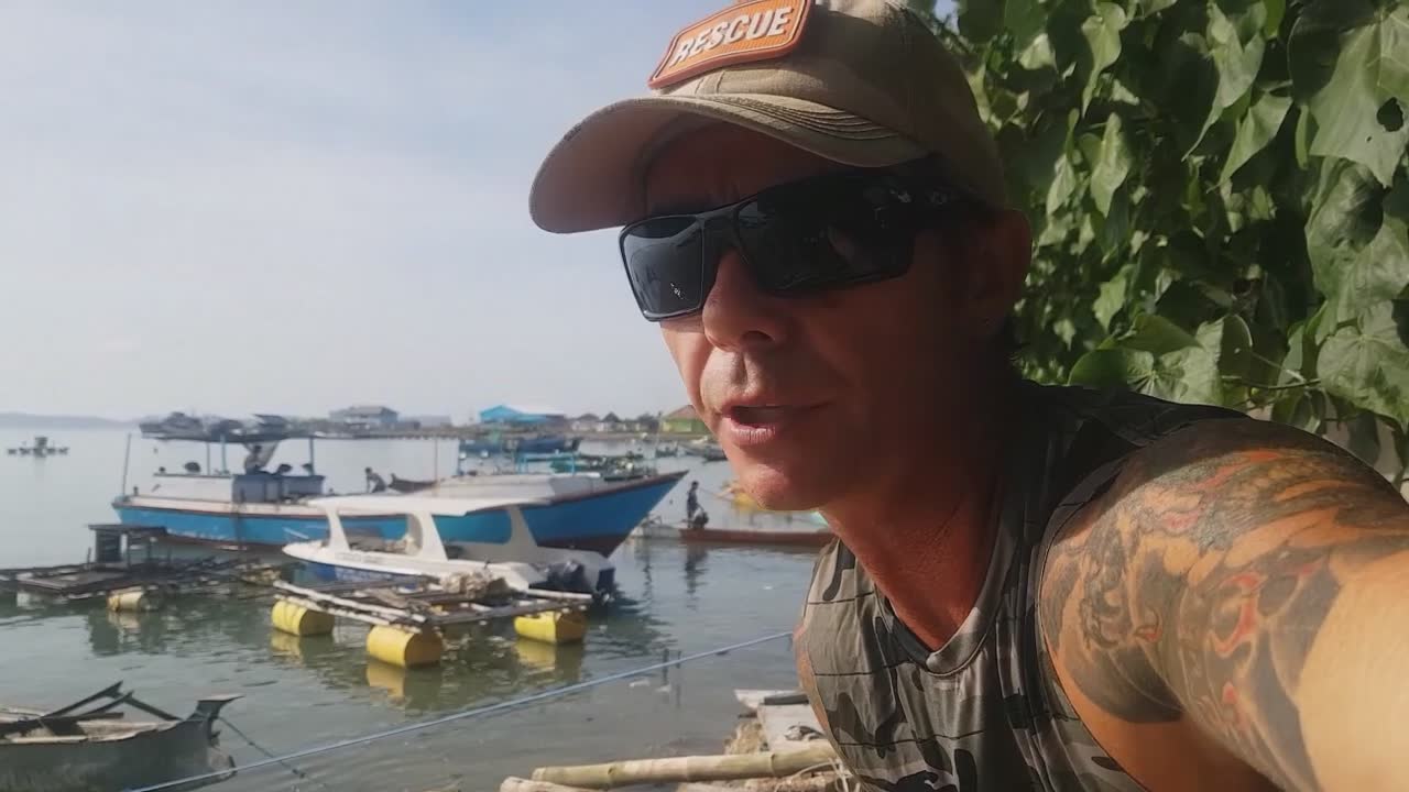 Witnessing massive crocodile tracking during dangerous expedition