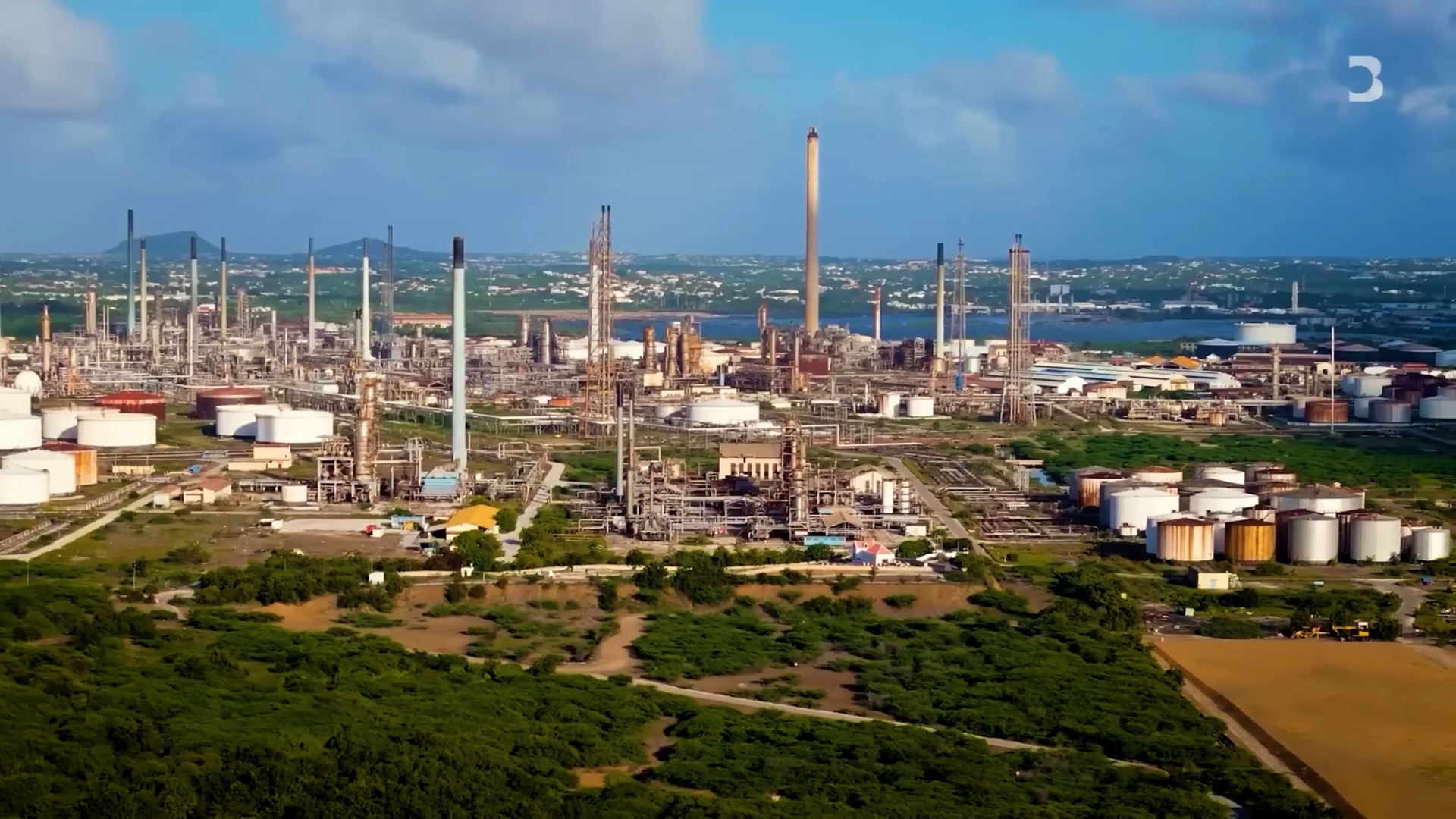 Former officer reveals whether Venezuelan oil and gold can save the American economy