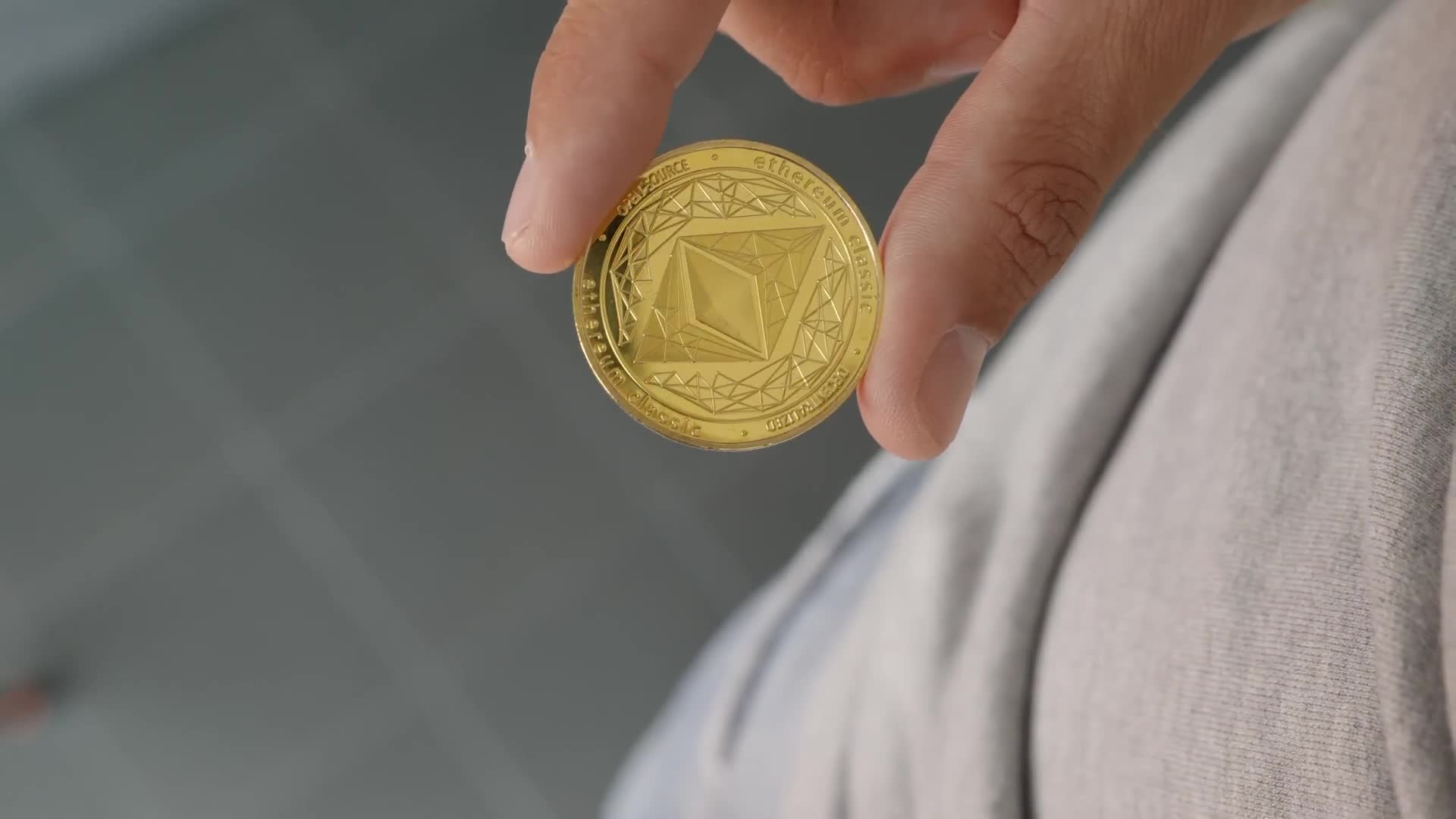 Reasons a single gold coin shows up in spy bug-out kits worldwide