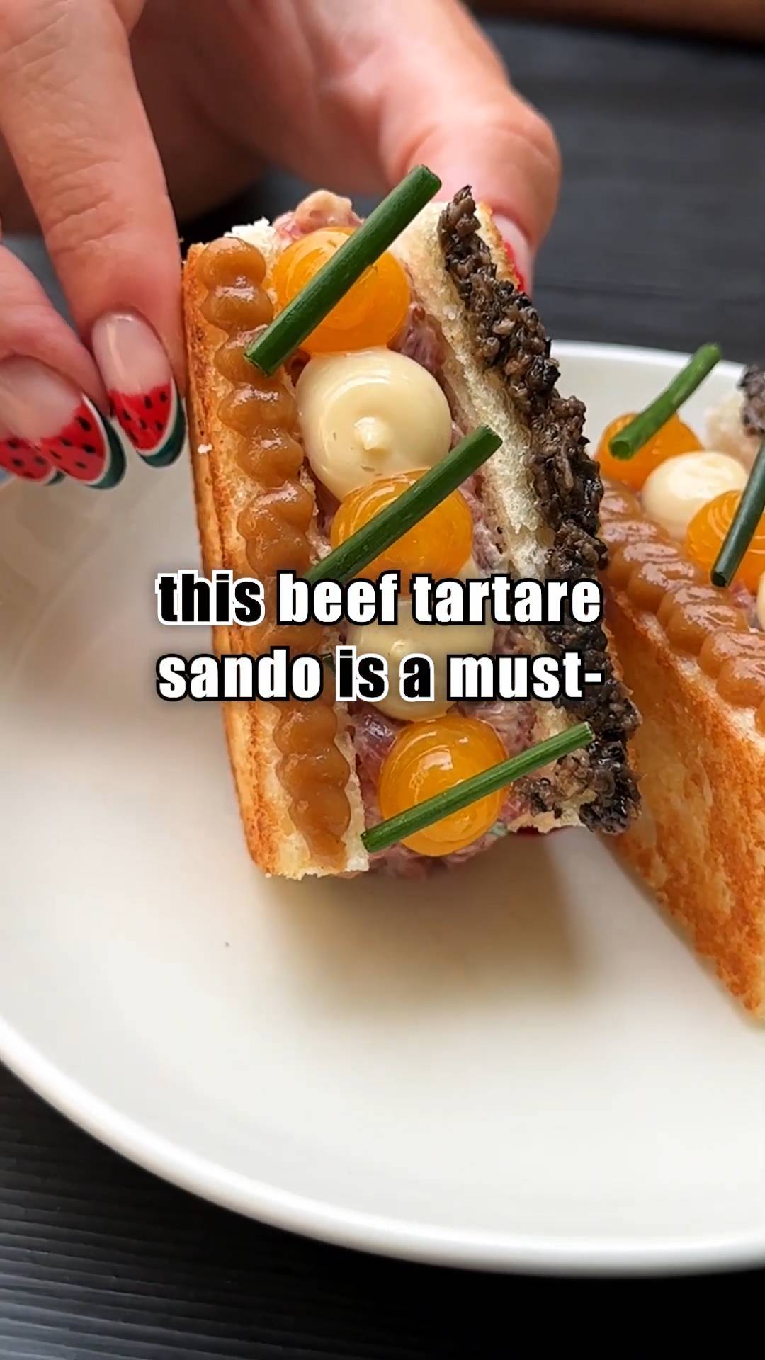 Denne beef tartare sando er et must i Riga Truff Le Pig